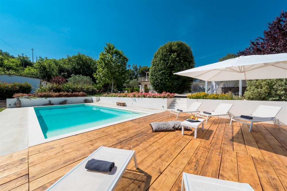 Casa Angela 6 Emma Villas — 4-Star Luxury Hotel in Monte Urano, Italy