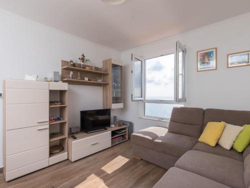 Apartment Gigi Two Bedroom Apartment with Terrace and Sea View