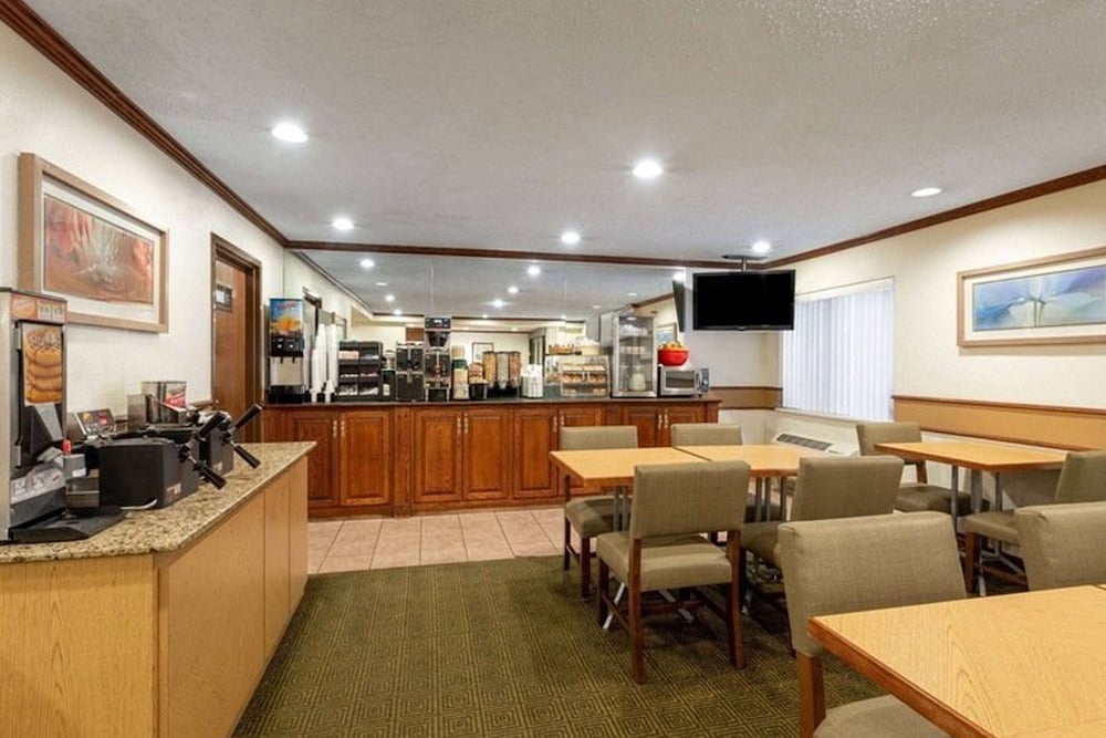 Norwood Inn & Suites by BlissPoint Post Rd Indianapolis - photo 42