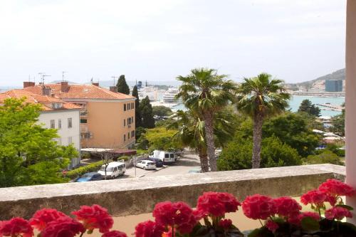 Beach apartment Butterfly with sea view — 4-Star Luxury Hotel in Split, Croatia