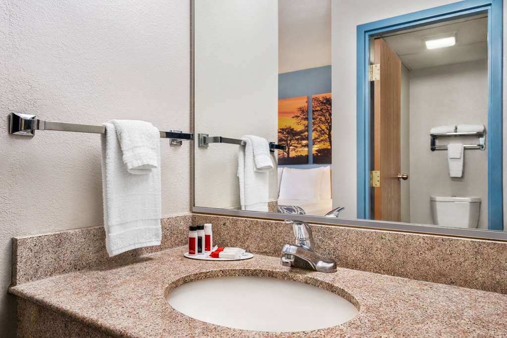 Days Inn by Wyndham Canastota Verona - photo 26