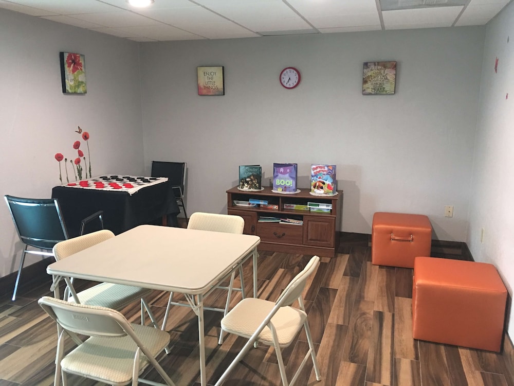 Hampton Inn Sevierville - photo 39