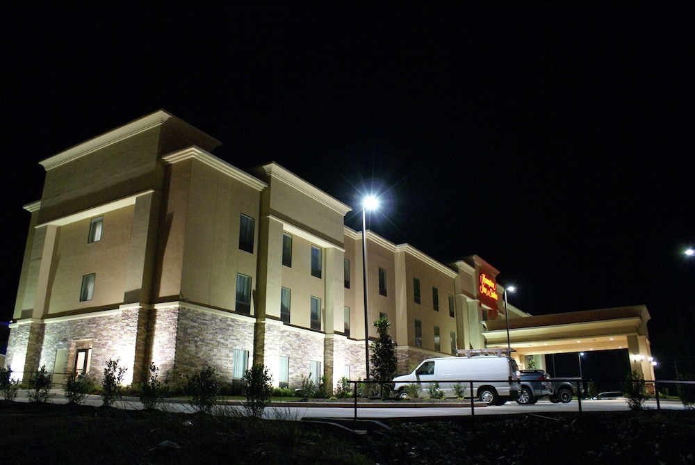 Hampton Inn & Suites Center - photo 20