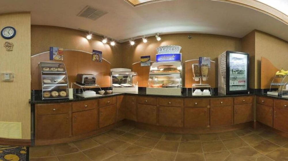 Holiday Inn Express Deforest - photo 23