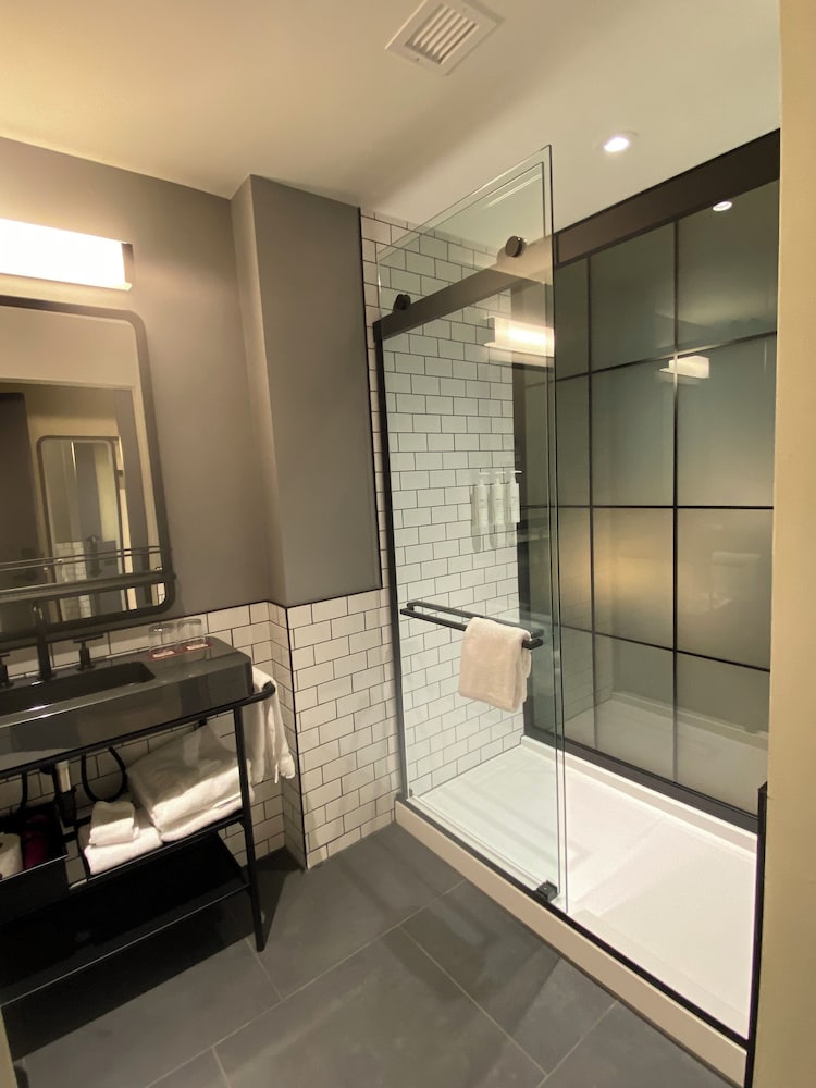 Moxy Cincinnati Downtown - photo 24