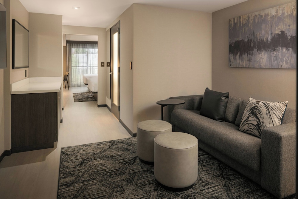 Holiday Inn & Suites Asheville Biltmore Village Area - photo 36
