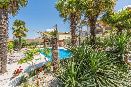 Lauschiges Apartment mit 60m2 Pool Babybett Waschmaschine Grillbereich nur 800 Meter zum Strand — 4-Star Luxury Hotel in Porec, Croatia