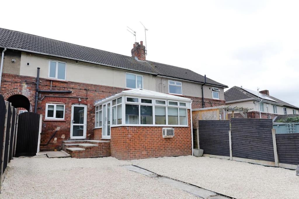 Comfy stays Rotherham for contractors & Families spacious conservatory free parking wifi 3BDR — 4-Star Luxury Hotel in Rotherham, United Kingdom