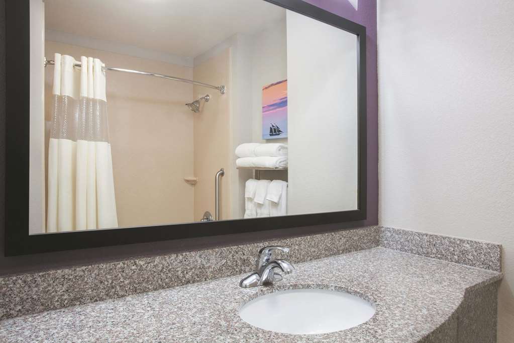 La Quinta Inn & Suites by Wyndham Fort Walton Beach - photo 19