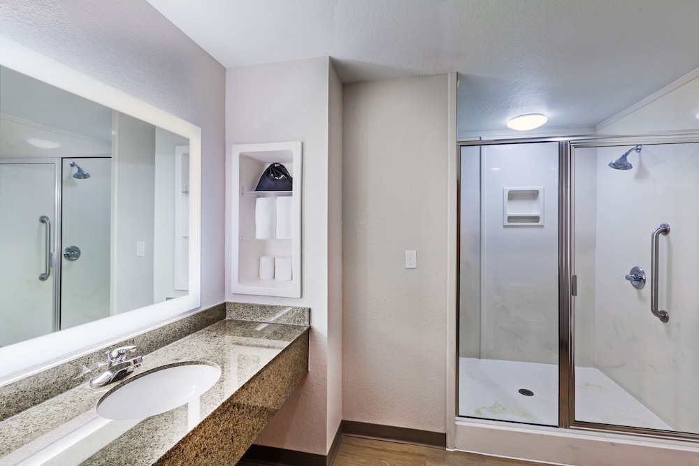 Holiday Inn Express & Suites Tulsa S Broken Arrow Hwy 51 by IHG - photo 33
