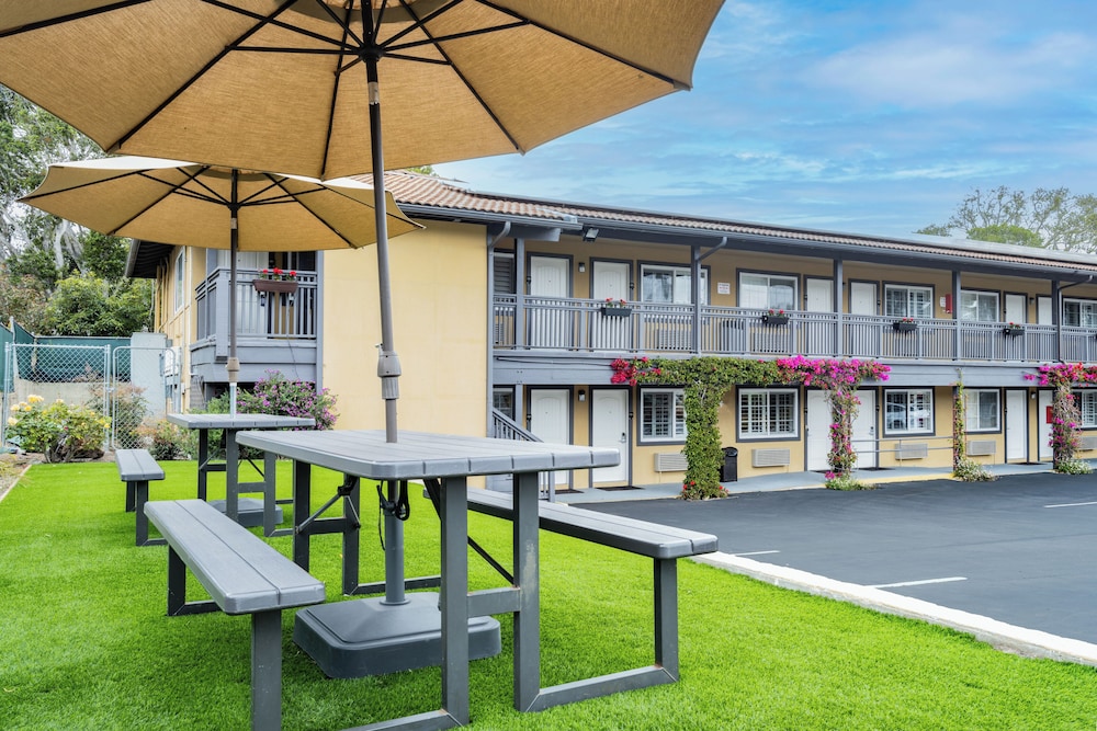 Aura Inn Monterey - photo 118