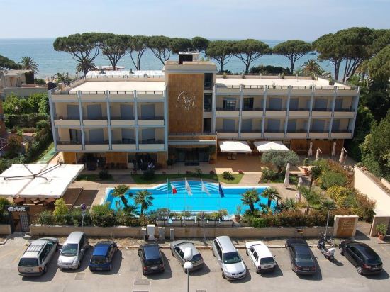 Hotel Albatros — 4-Star Luxury Hotel in Terracina, Italy