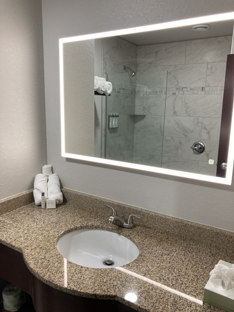 Elker Inn & Suites - photo 15