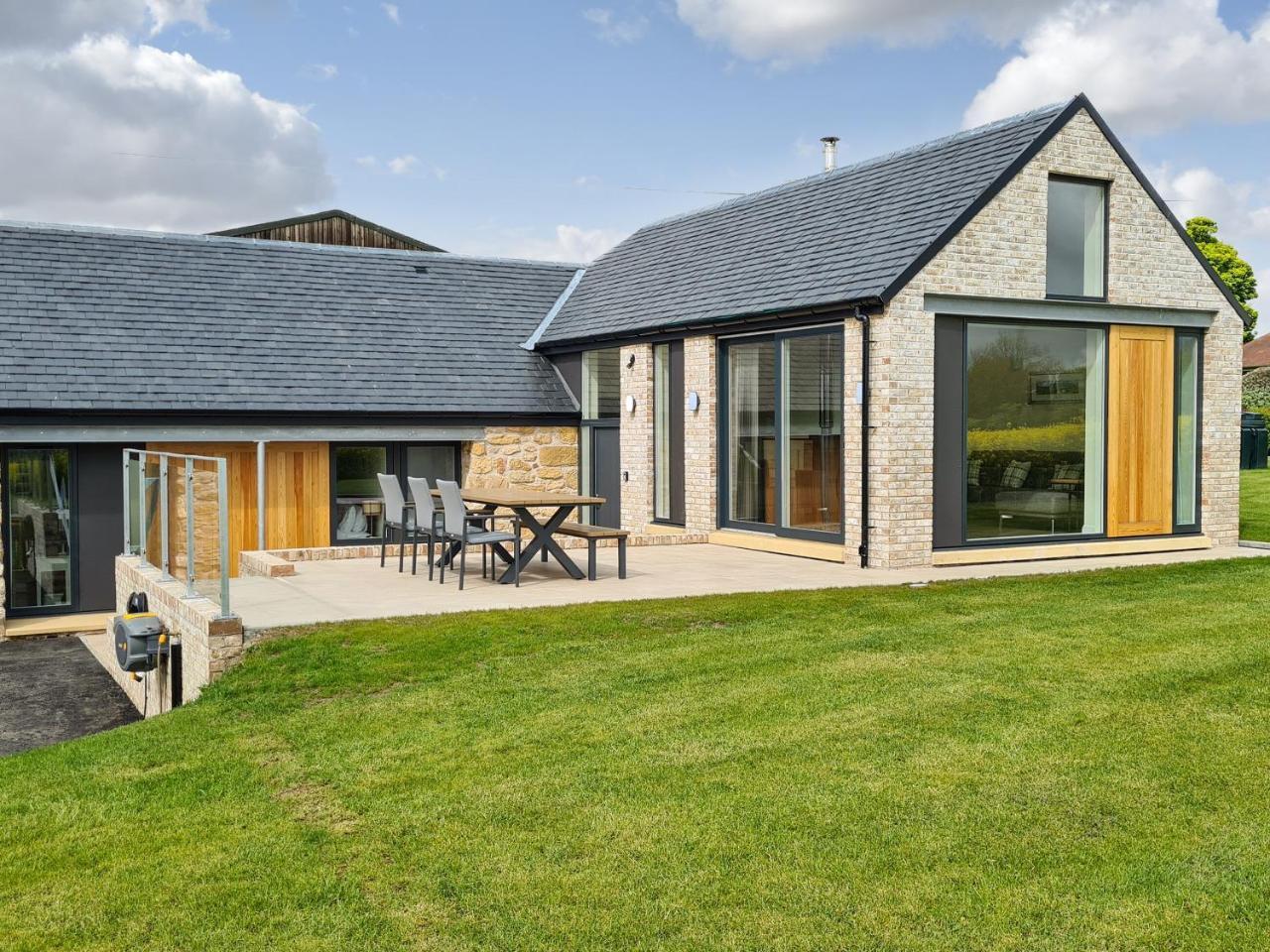Falcon Cottage — 5-Star Luxury Hotel in Linlithgow, United Kingdom