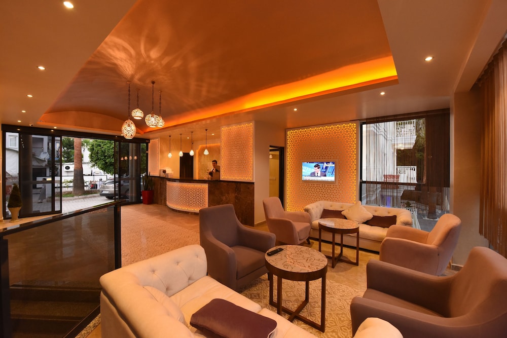 Montebello Deluxe Hotel