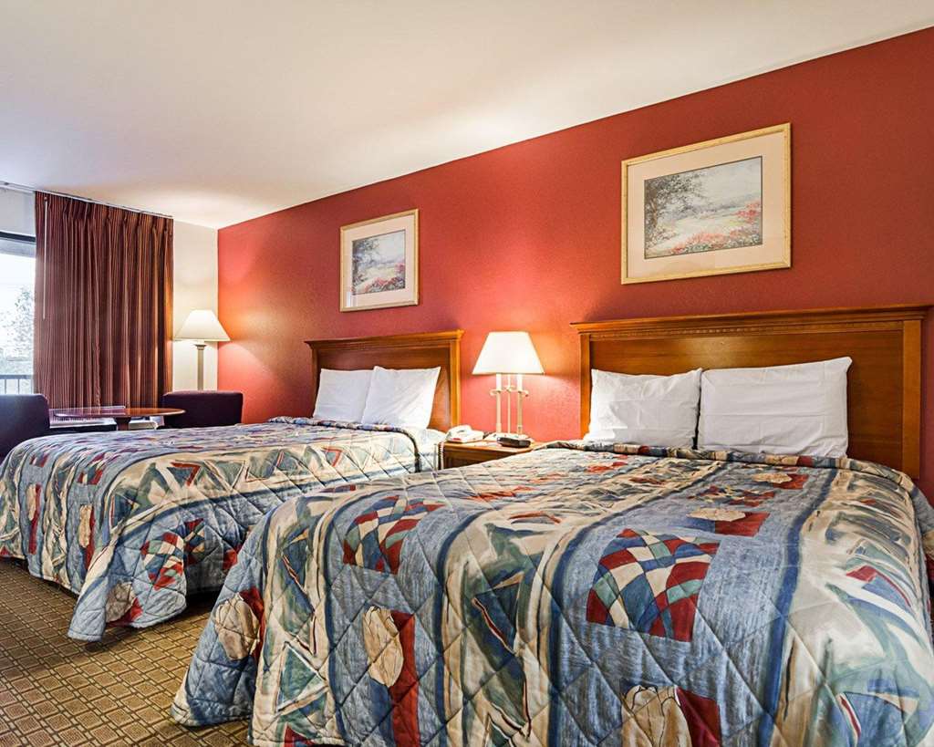 Econo Lodge Richmond North - photo 10