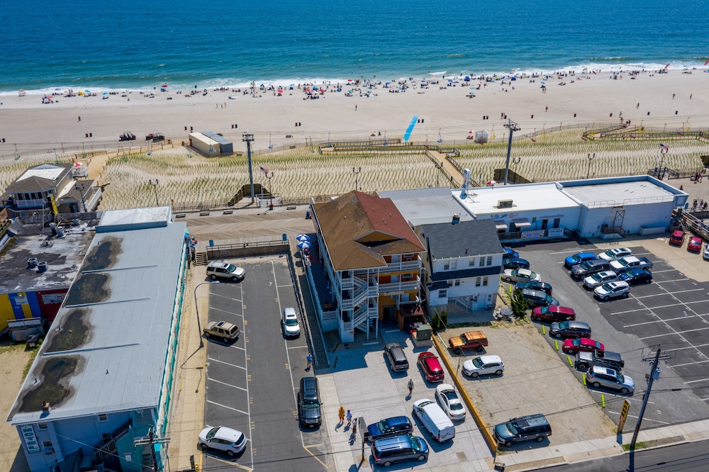 Boardwalk Hotel Charlee & Beach House Rentals - photo 65