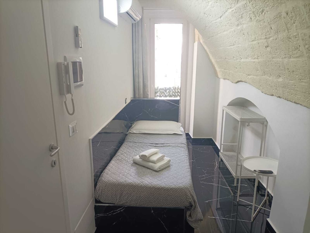 Newhouse rooms black & white in Modugno, Italy