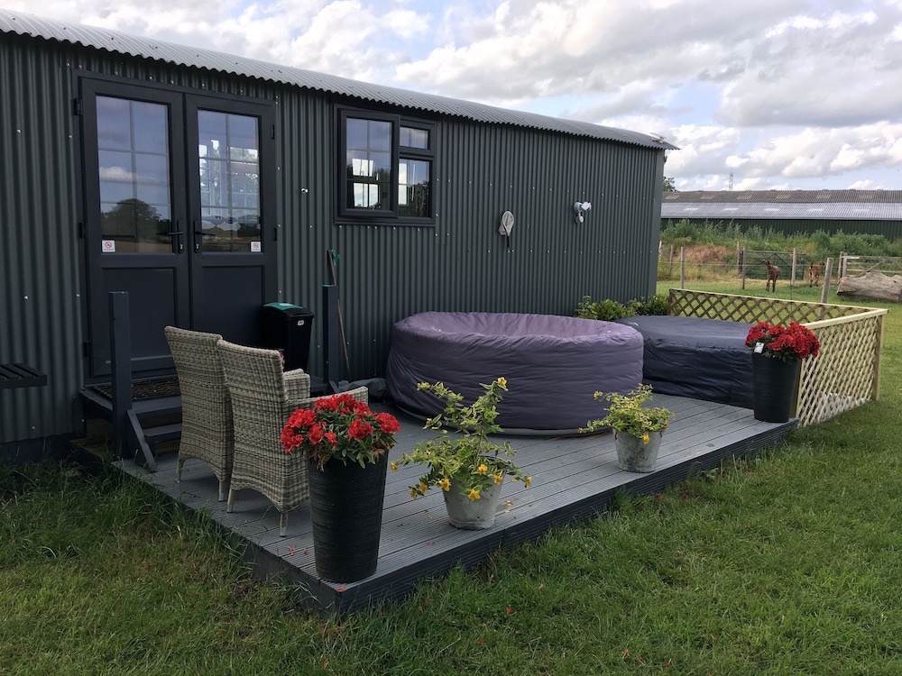 Charming Luxurious Rural Shepherds Hut — Hook