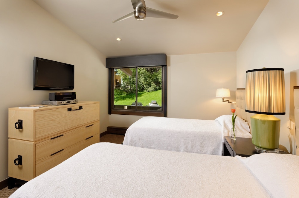 Deluxe 2 Bedroom Apartments at Resort with Outdoor Pool & Hot Tub - photo 7