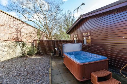 Bluebell Lodge 24 with Hot Tub — 4-Star Luxury Hotel in Newton Stewart, United Kingdom