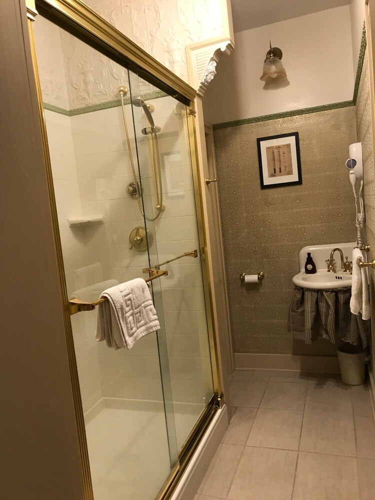 Iron Amethyst Inn Boutique Hotel - photo 15