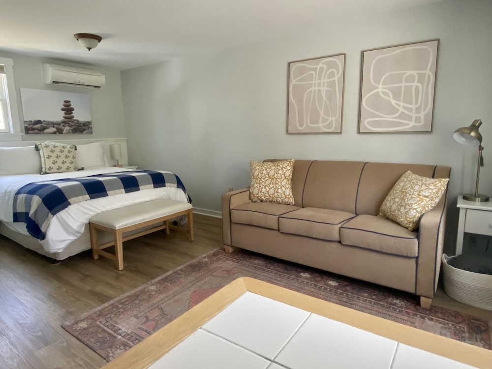 Hanscom's Motel and Cottages - photo 10