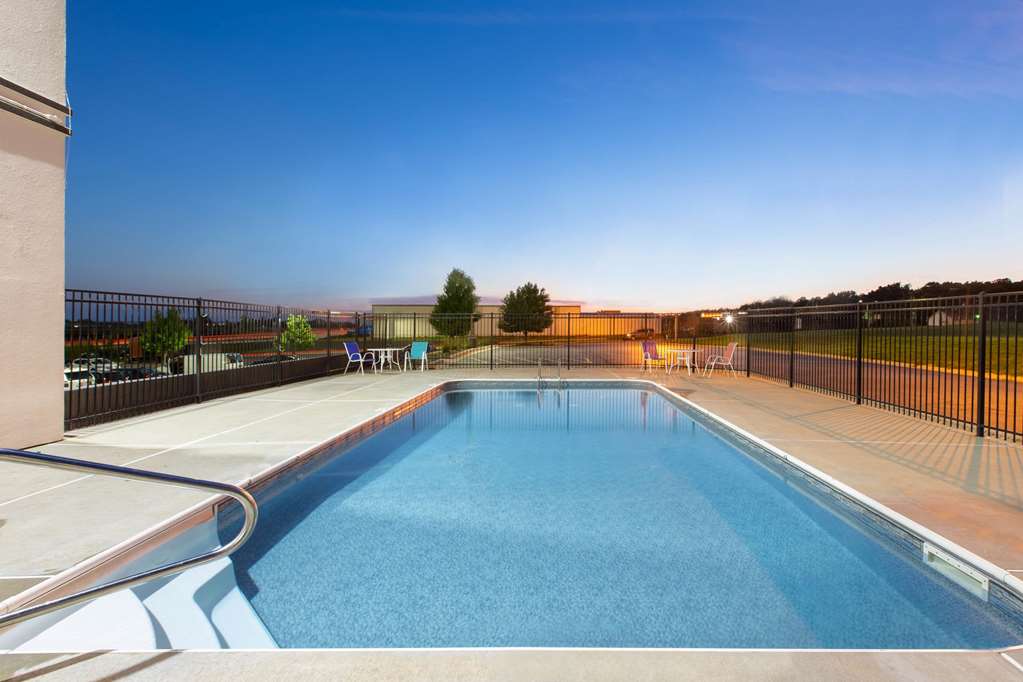 La Quinta Inn & Suites by Wyndham Blue Springs - photo 13
