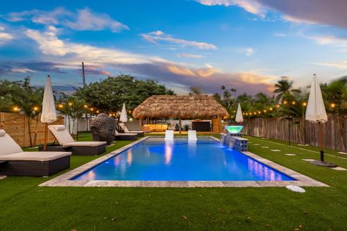 Bali Inspired home with Heated Pool Sauna and Hot Tub Close to Beach and Atlantic Ave — 4-Star Luxury Hotel in Delray Beach, United States