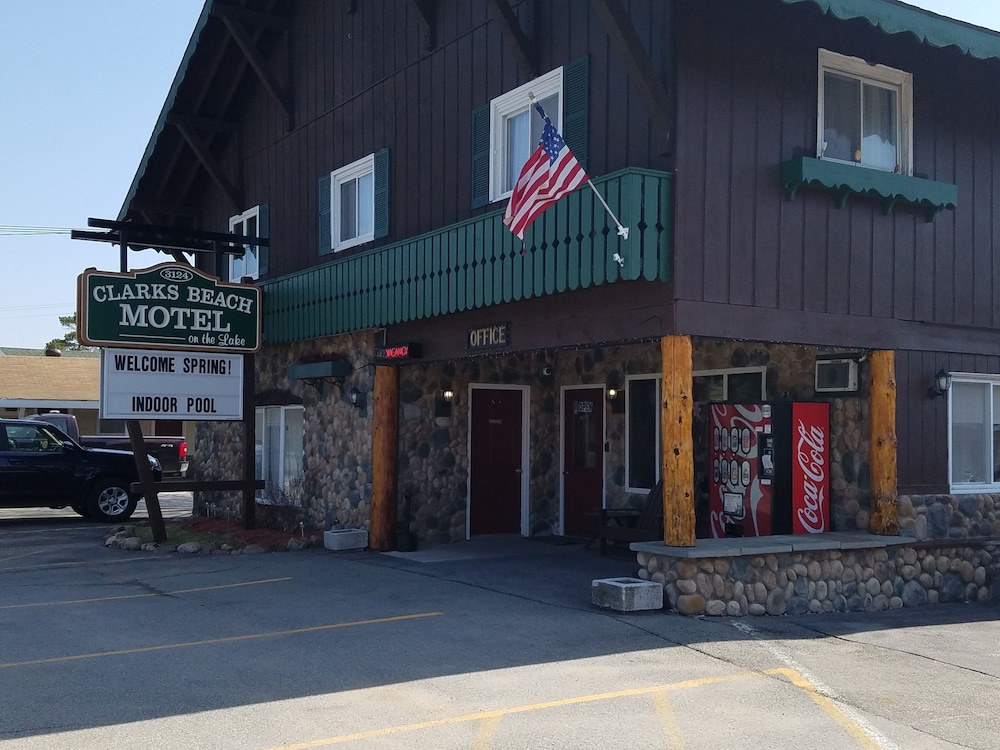 Clark's Beach Motel - carbon neutral hotel in Old Forge