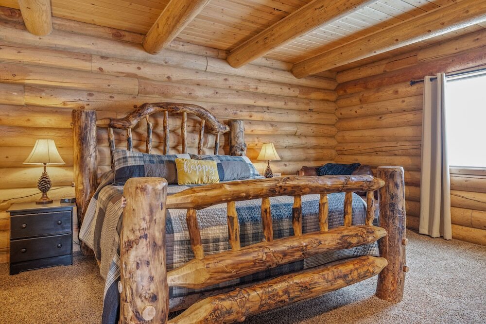 Boondockers by KABINO Hot Tub Pool Table SportsTV Fiber Optic WiFi — hotel in Island Park