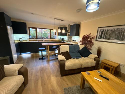 New city flat 3 x double bed en suite bedrooms private kitchen & lounge free private parking & own workspaces — 4-Star Luxury Hotel in Exeter, United Kingdom