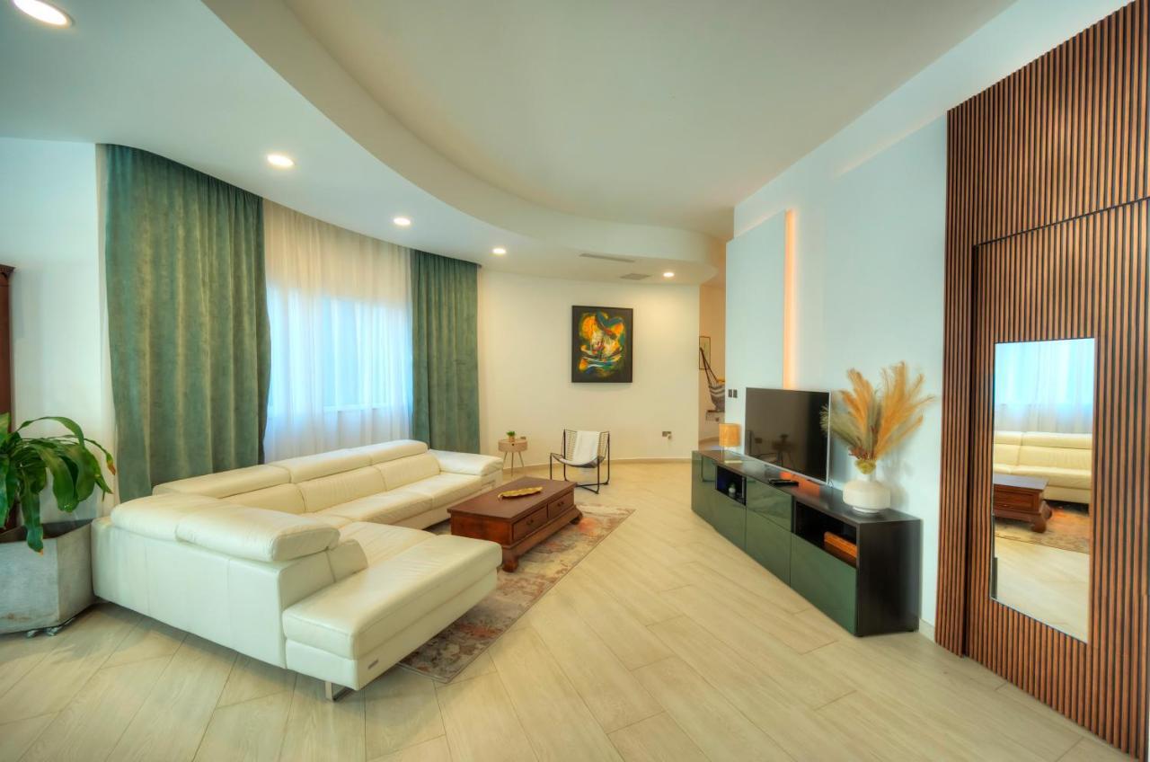 Luxury 2 bedroom with large outdoor & jacuzzi JBAS1 1 — 4-Star Luxury Hotel in Swieqi, Malta