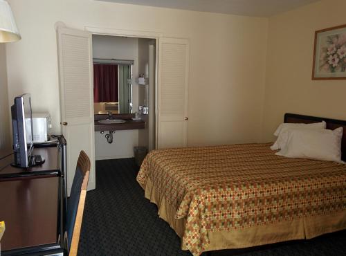 Economy Inn Toledo Perrysburg - photo 8