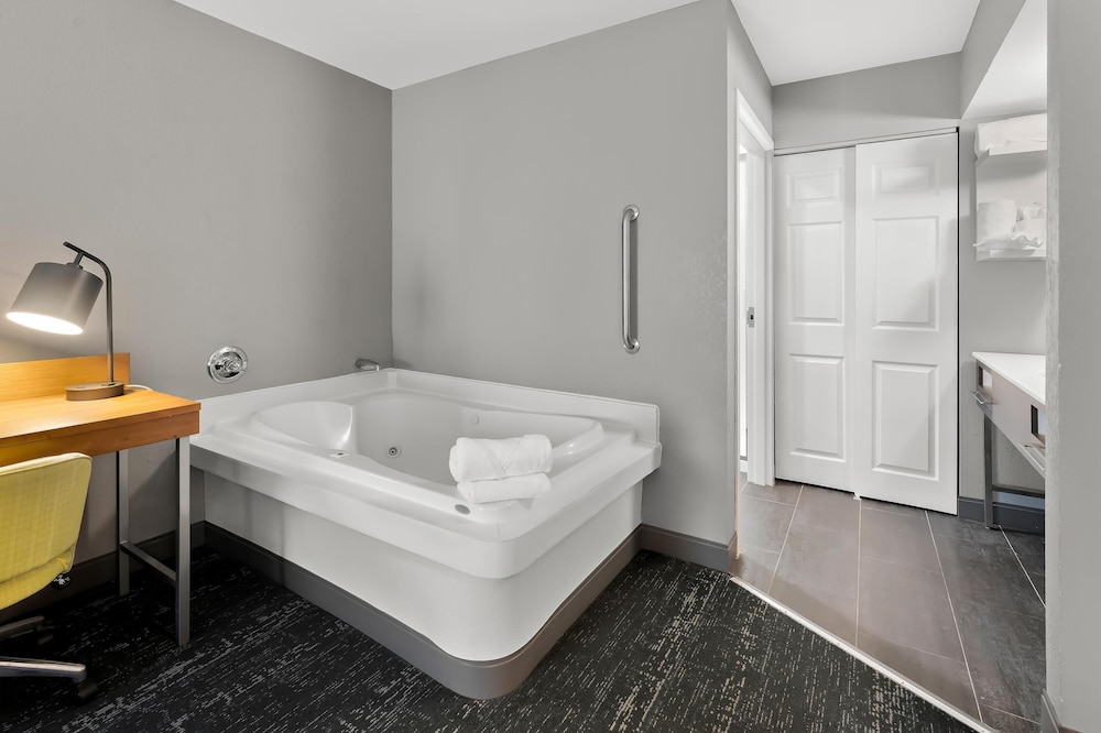 Hampton Inn & Suites Newtown - photo 114