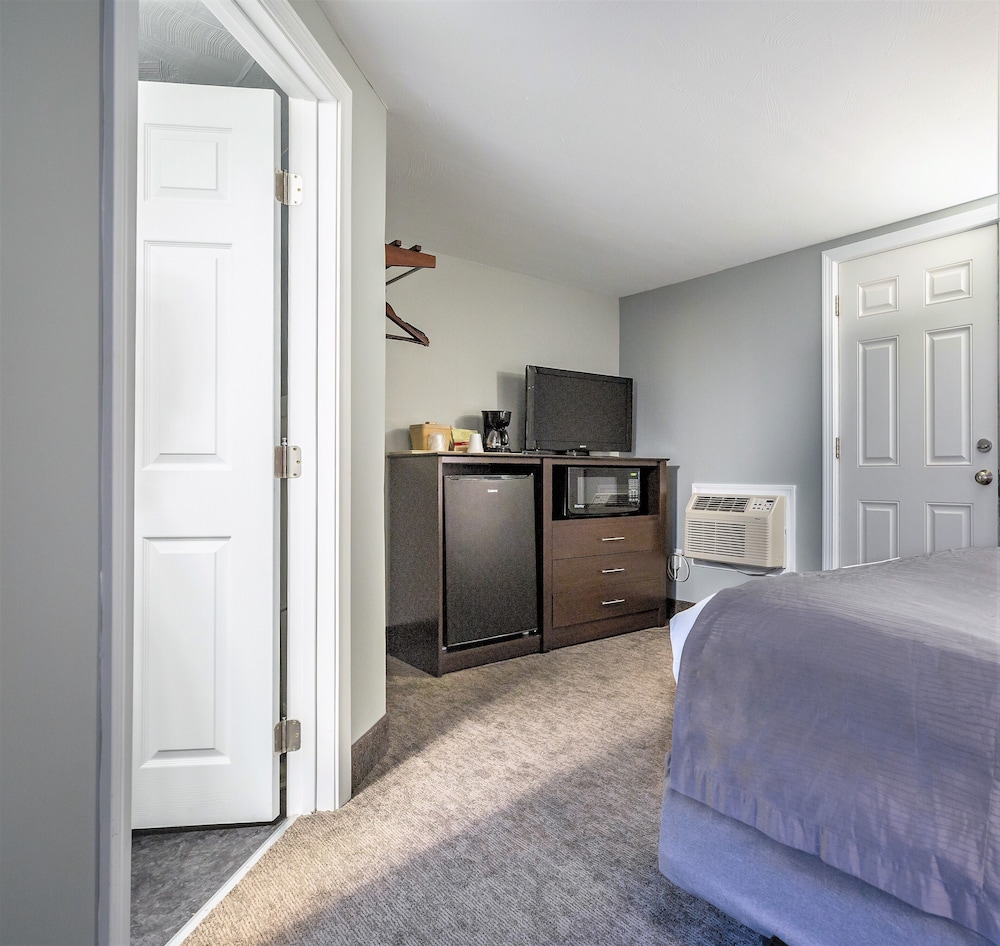 Mt Madison Inn & Suites - photo 9