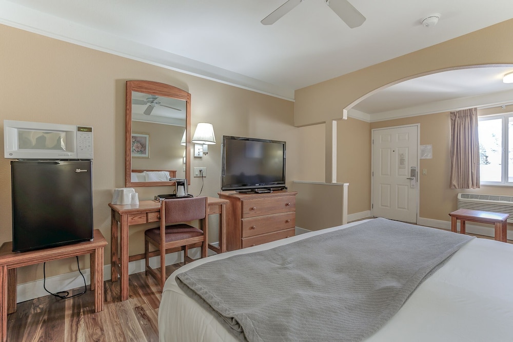 Shasta Pines Motel & Suites - photo 32