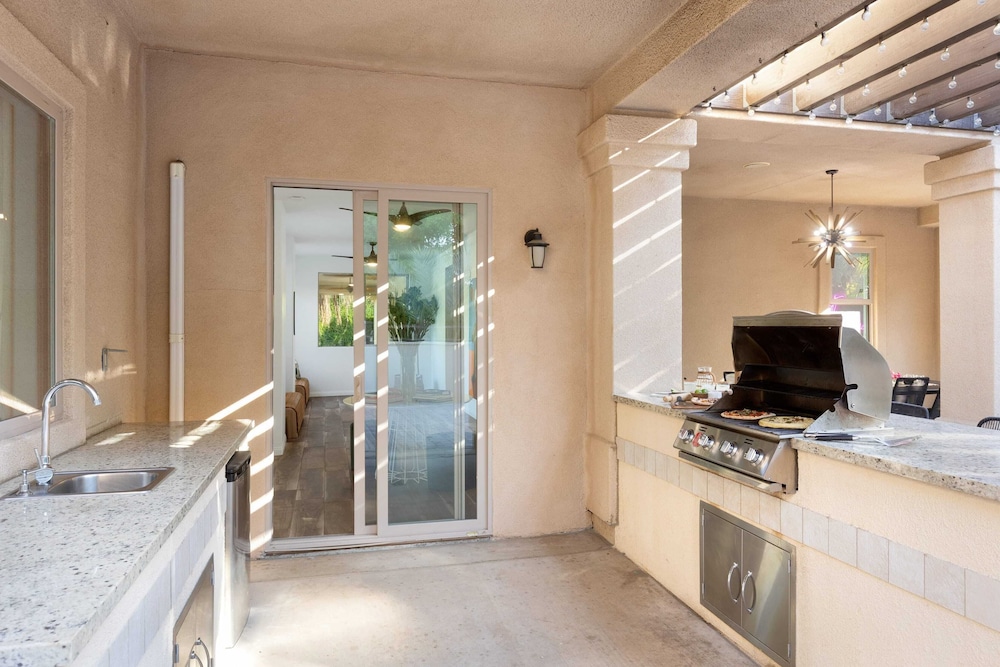 The Date Palm Estate by Avantstay Expansive Estate w Game Room Backyard Oasis w Pool & Spa - photo 44