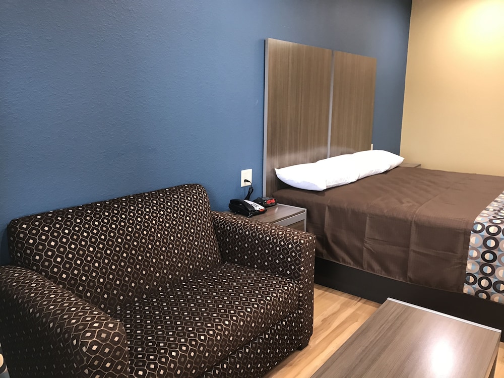 Deluxe Inn & Suites Baytown - photo 10
