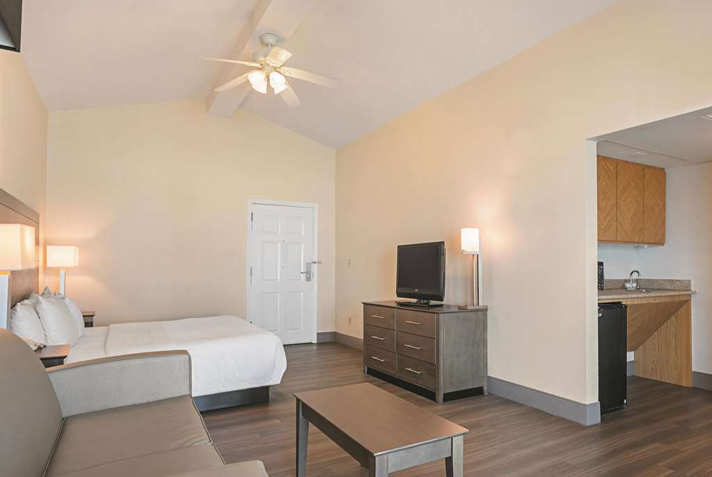 Wingate by Wyndham Galveston Beachfront at the Seawall - photo 35