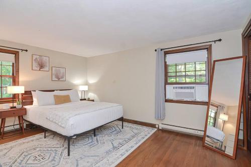 Master Bedroom with bath in a beautiful home — 4-Star Luxury Hotel in Shrewsbury, United States