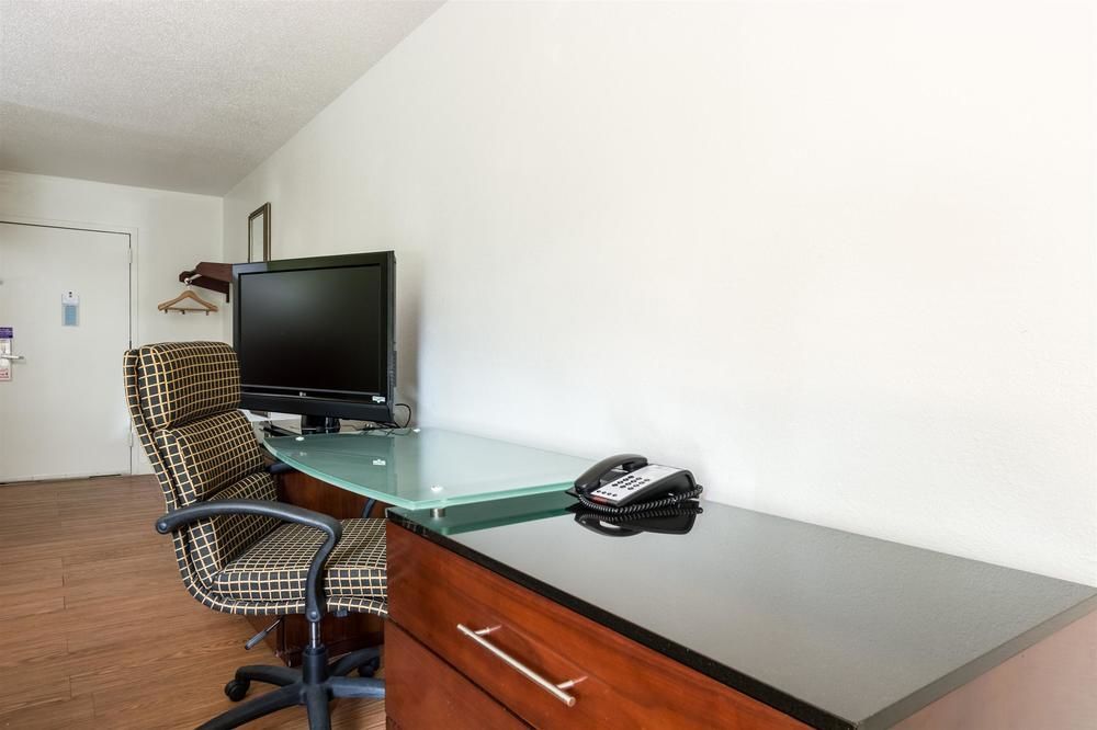 Econo Lodge Airport near Billy Graham Parkway - photo 3