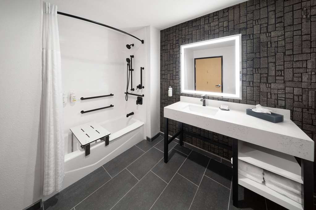 La Quinta Inn & Suites by Wyndham Austin Parmer Tech Ridge - photo 10