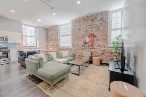 Lavishly Designed Home With Office Close to T — 4-Star Luxury Hotel in Boston, United States