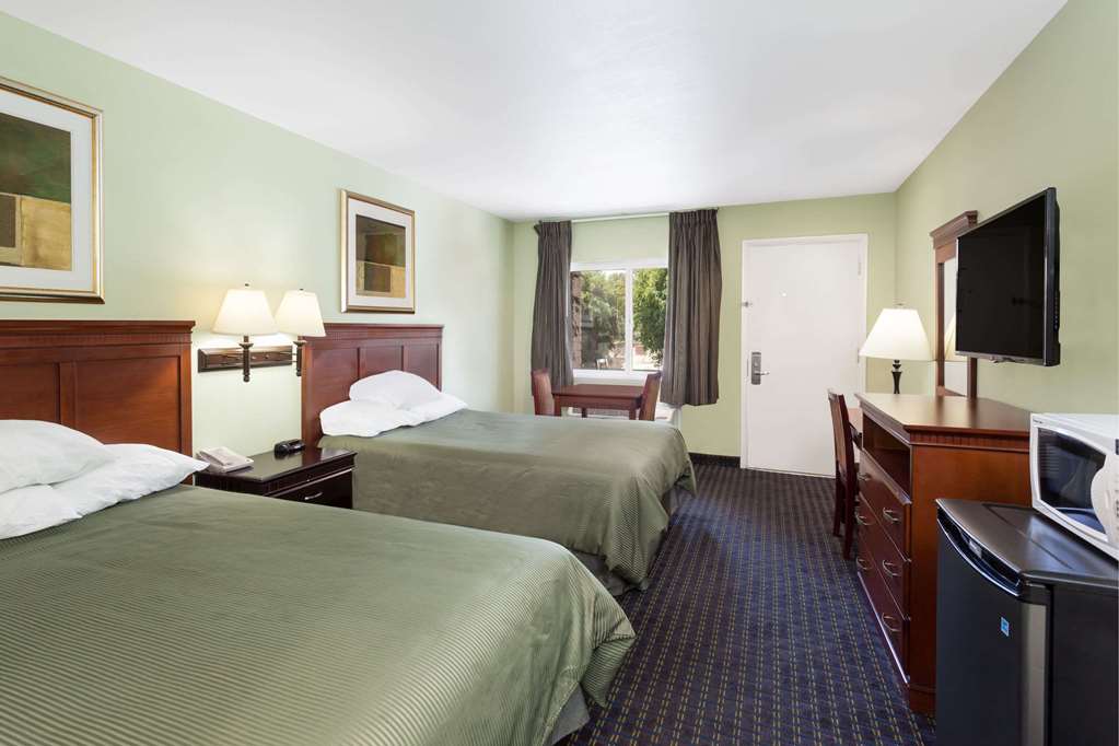 Travelodge by Wyndham Orange County Airport Costa Mesa - photo 24