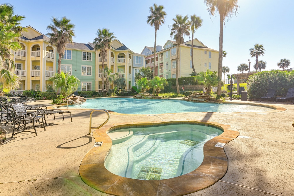 Walk to Babe's Beach 3rd floor Condo w Pool — 4-Star Luxury Hotel in Galveston, United States