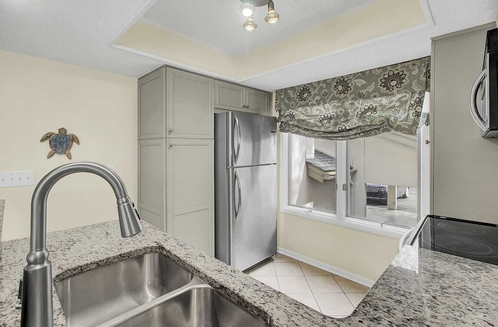 401 Yacht by Avantstay Marina View Pool Porch - photo 11