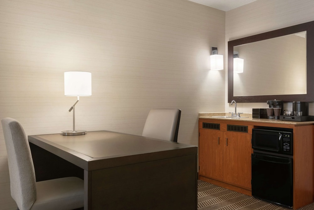 Embassy Suites Boston Logan Airport - photo 8
