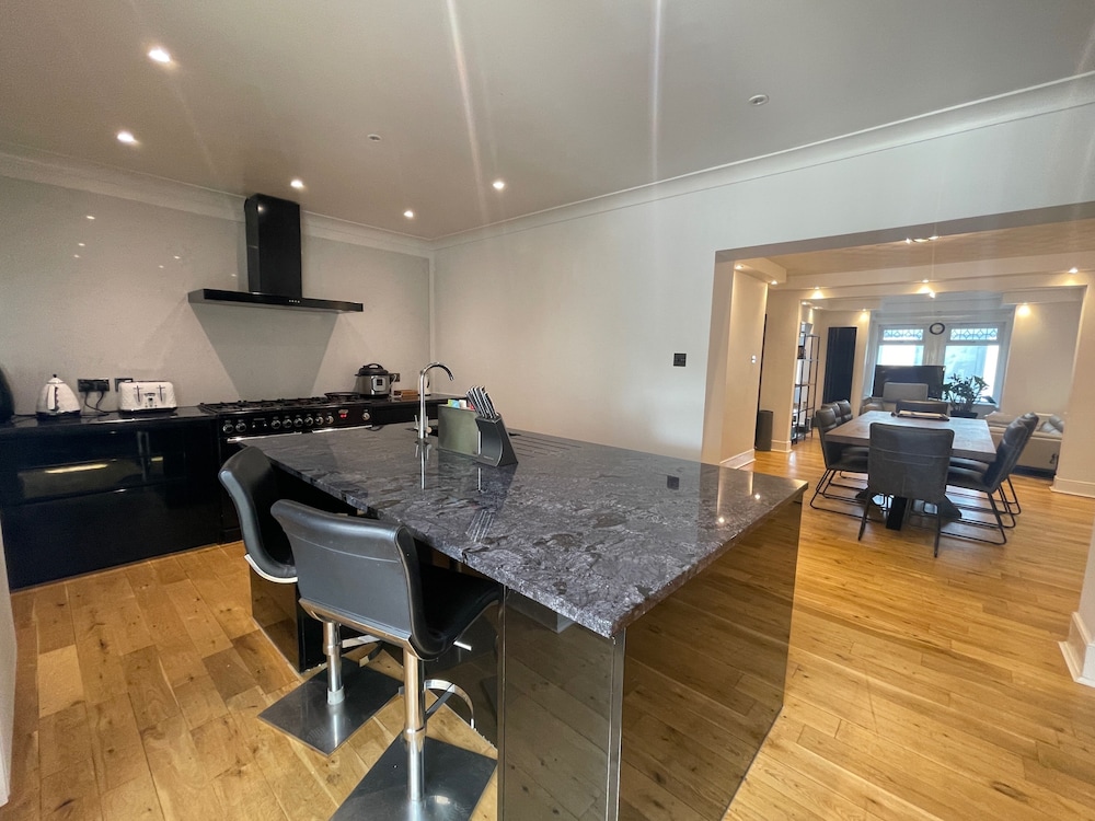 5beds10people 5minutes dr Airport Train Station in Southampton, United Kingdom