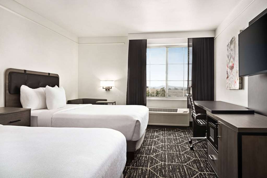 La Quinta Inn & Suites by Wyndham Hesperia Victorville - photo 42